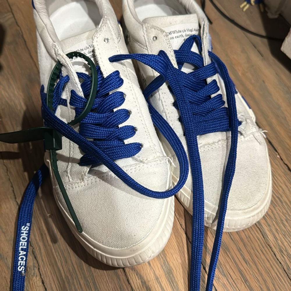 Like new off white sneakers Original like new - Picture 2 of 3